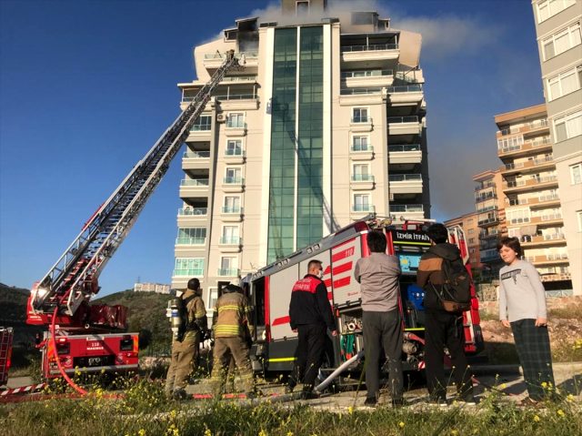 İzmir'de 10 Katlı Binada Korkutan Yangın!