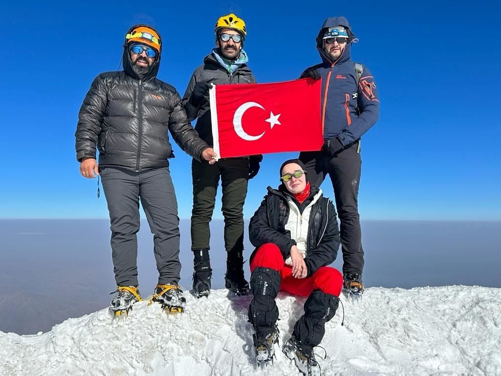 Türkiye Yüzyılı temalı Ağrı Dağı tırmanışı 30 Ağustos Zafer Bayramı kutlamasıyla tamamlandı.
