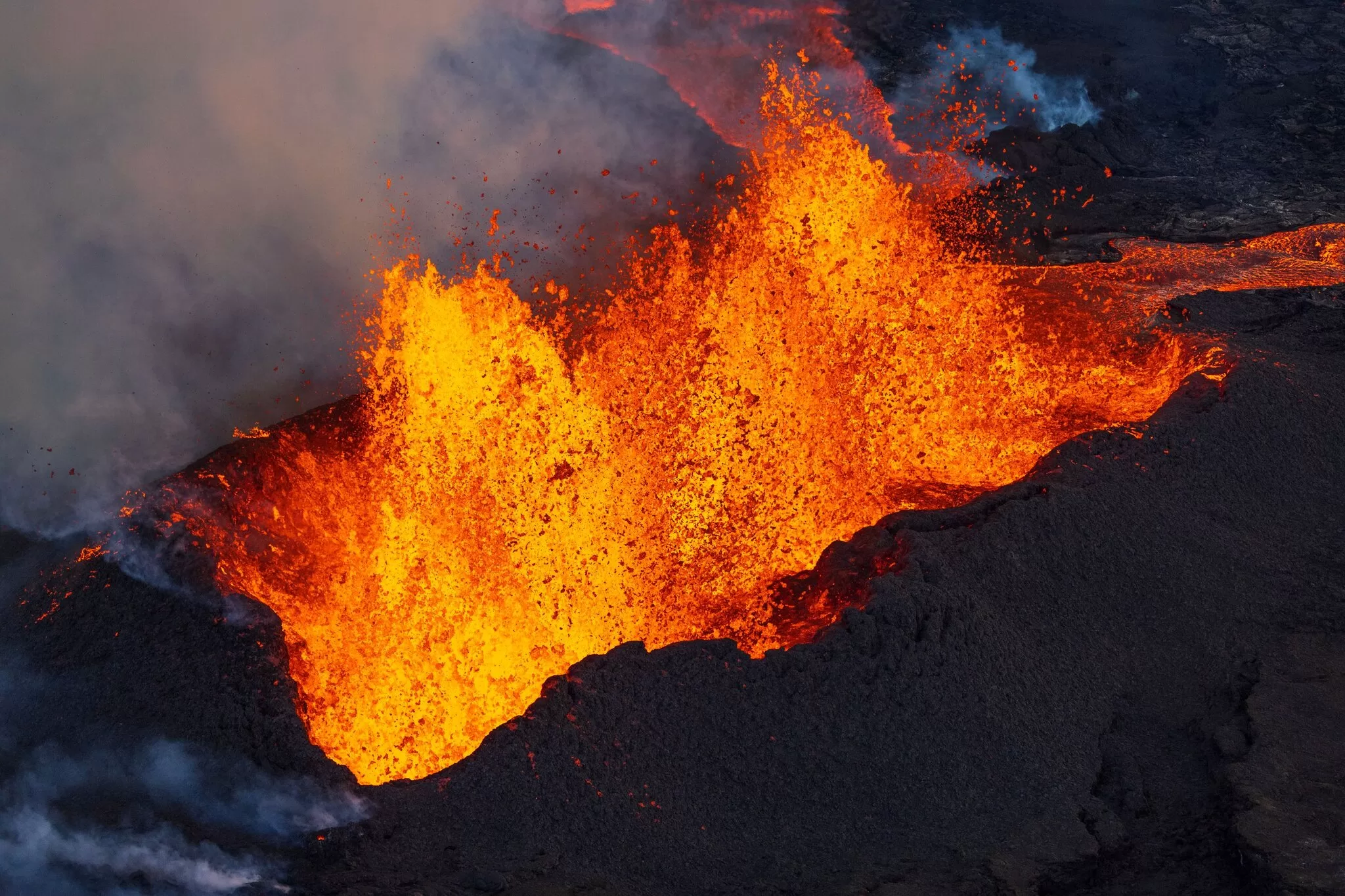 Hawaii’de bulunan Kilauea adlı yanardağ, neredeyse 2 aylık durgunluğun ardından yeniden faaliyete geçti.