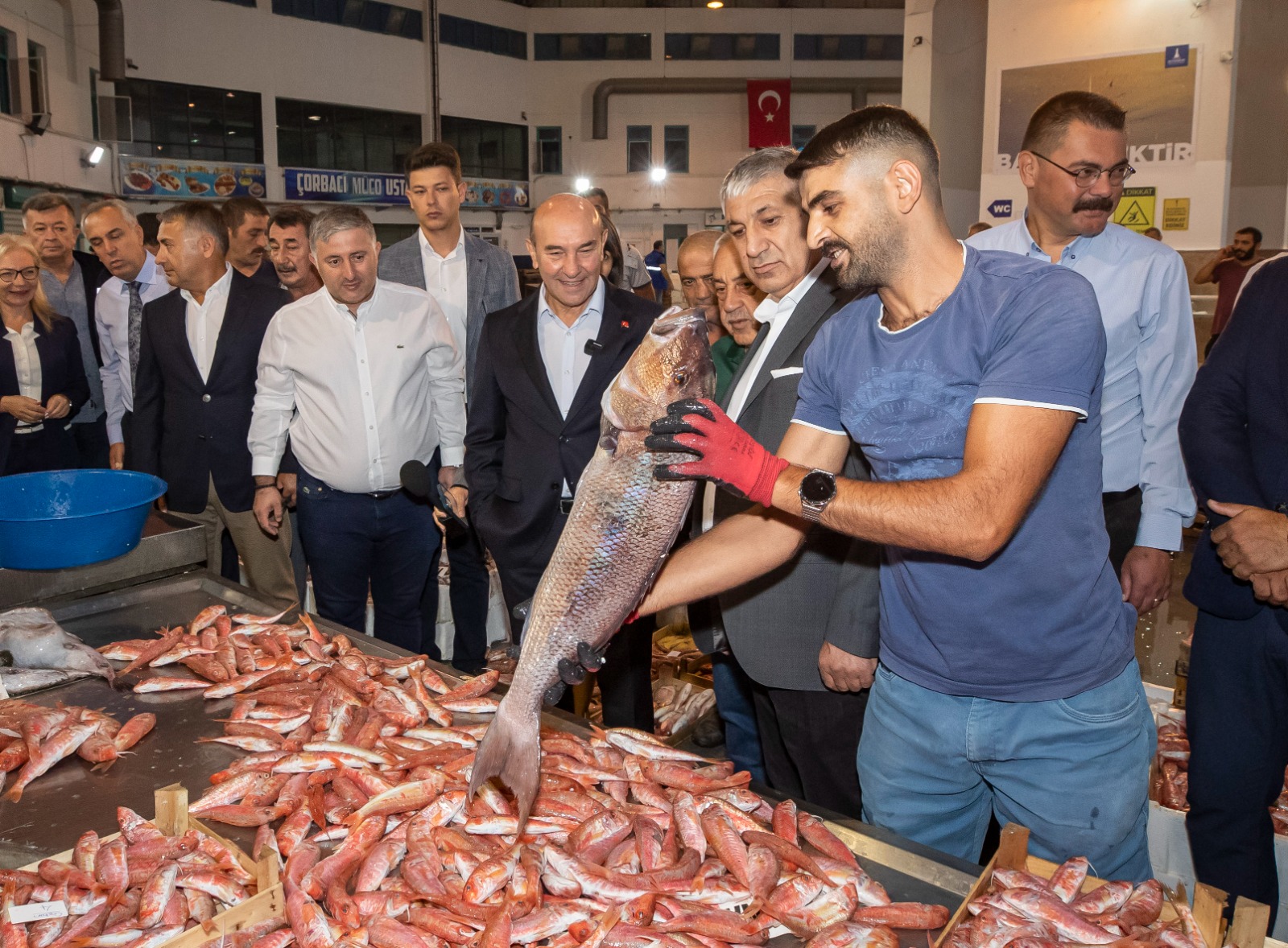 Av yasağının sona ermesiyle İzmirli balıkçılar da sezonu açtı. İl siftahı İzmir Büyükşehir Belediye Başkanı Tunç Soyer yaptı.