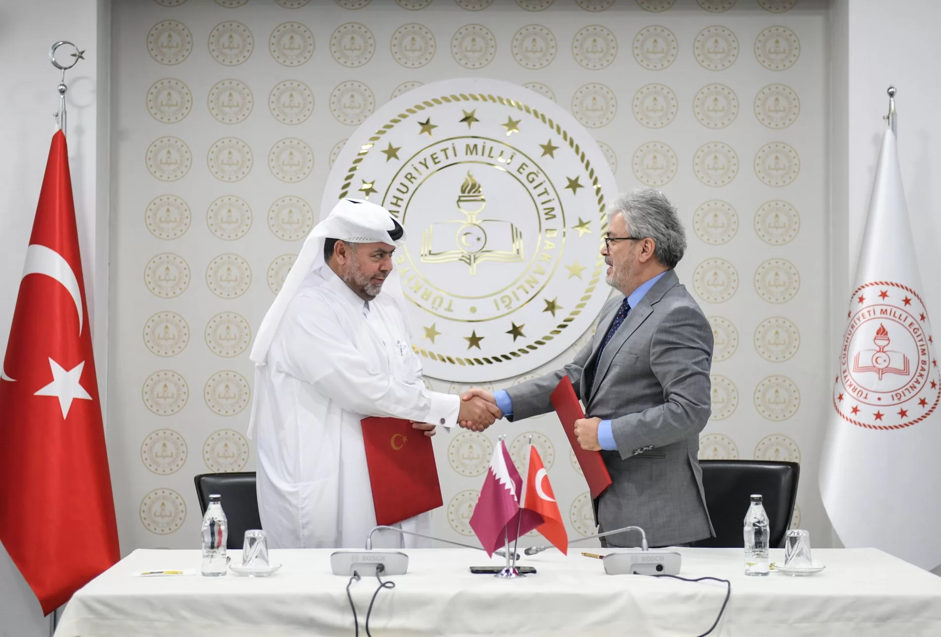 Katar Türkiye'ye 2 okul yapacak