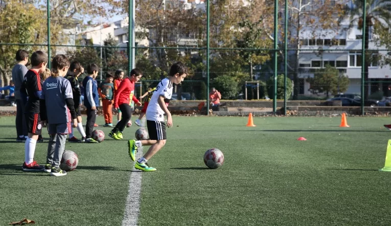 İzmir'de öğrencilere ücretsiz kış spor okulu