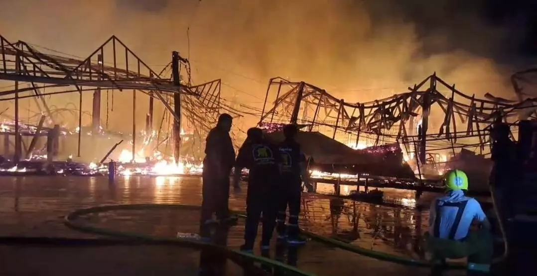 Tayland’ın ünlü Pattaya yüzen pazarında çıkan yangın sonucu büyük hasar oluştu.