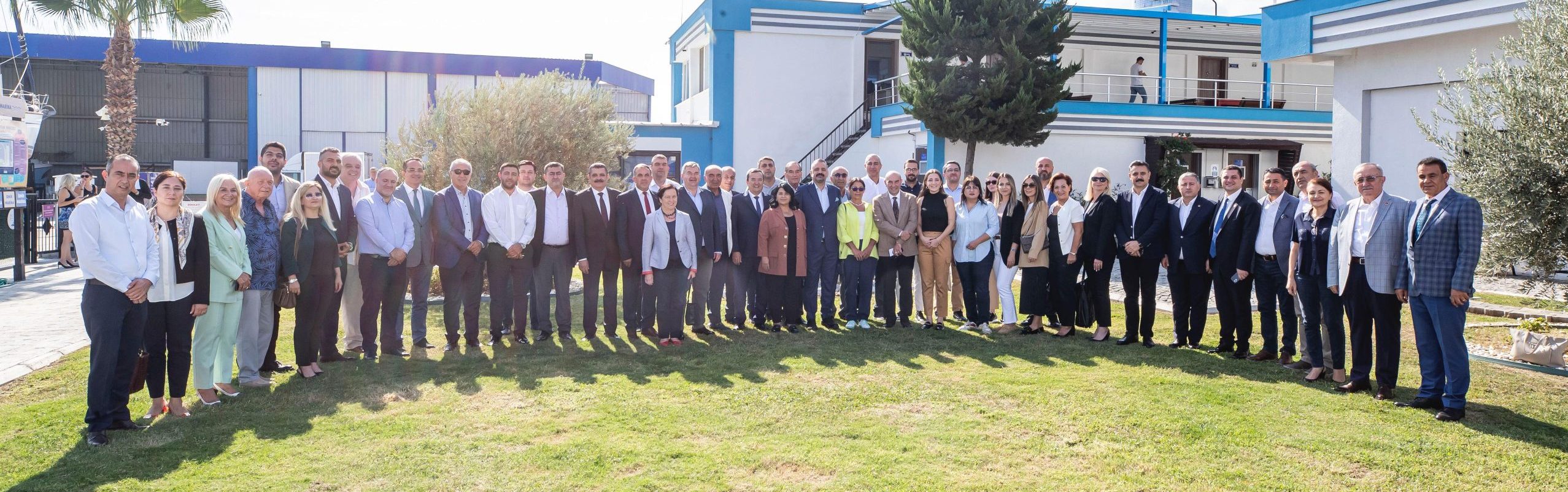 CHP İzmir Kurultay Delegeleri, Aslanoğlu ve Soyer ile bir araya geldikleri toplantıda CHP Genel Başkanı Kılıçdaroğlu’na desteklerini açıkladı.