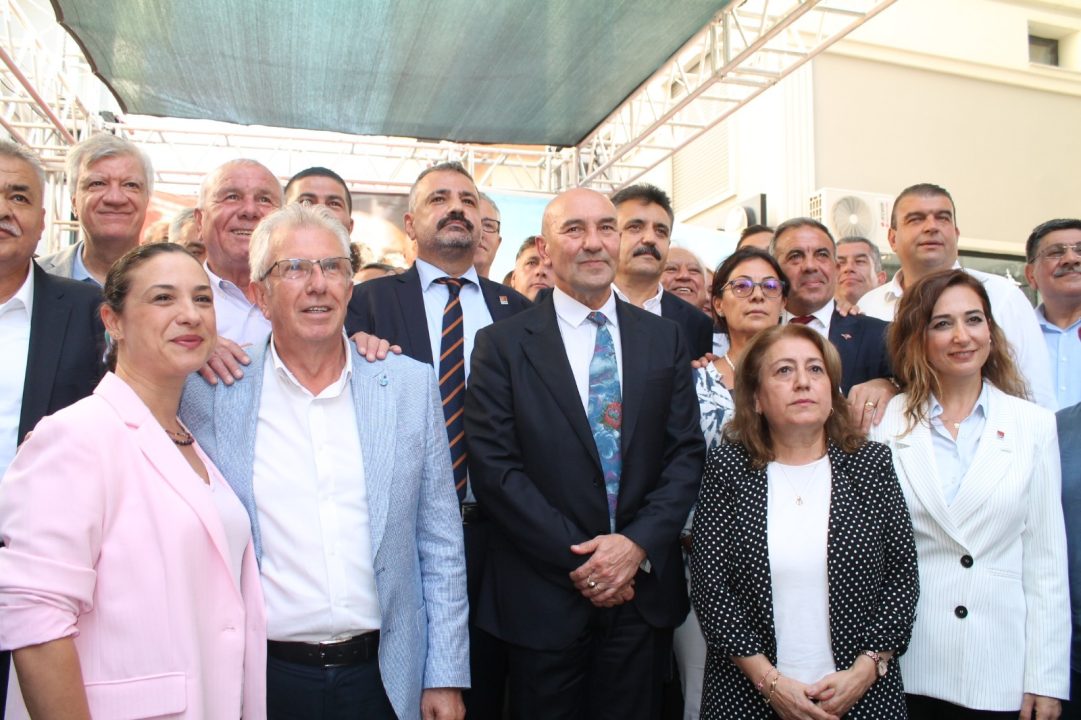 Cumhuriyet Halk Partisi (CHP) İzmir İl Başkanı Şenol Aslanoğlu, atanarak geldiği göreve seçilerek devam etmek için aday oldu.
